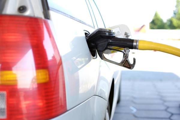 Mecánico revisando el motor de un automóvil