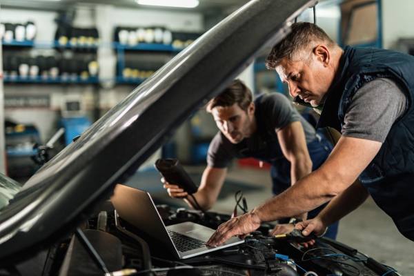 Mecánico revisando el motor de un automóvil
