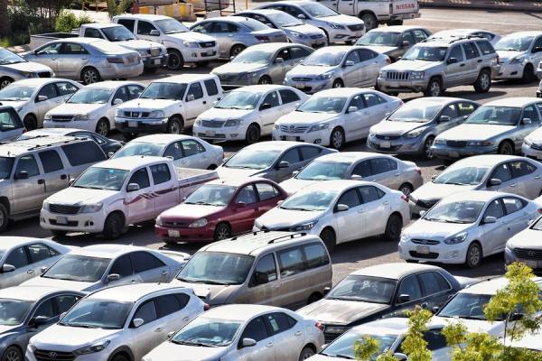 Mecánico revisando el motor de un automóvil