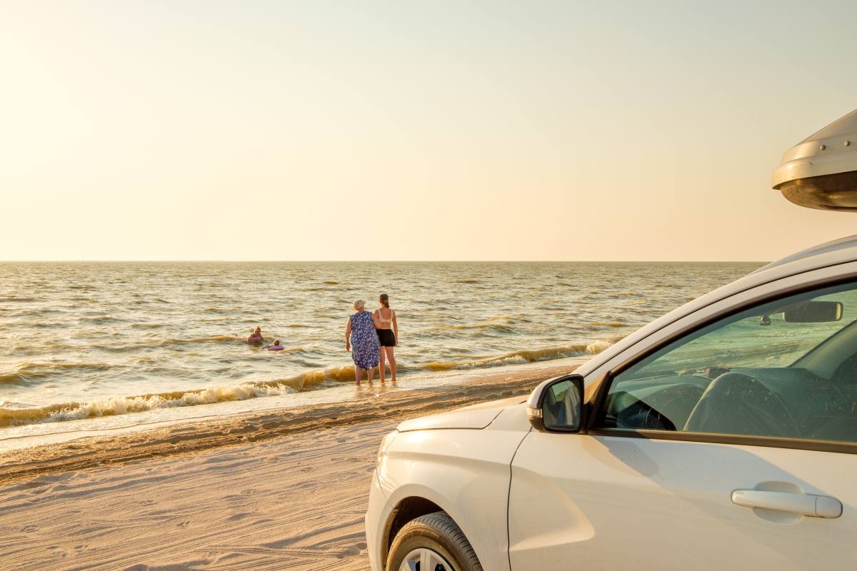 Auto en la playa ,65 y Más