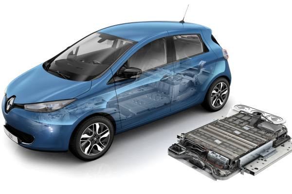 Mecánico revisando el motor de un automóvil