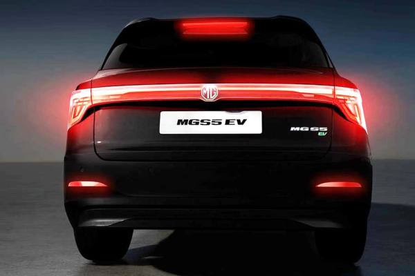 Mecánico revisando el motor de un automóvil