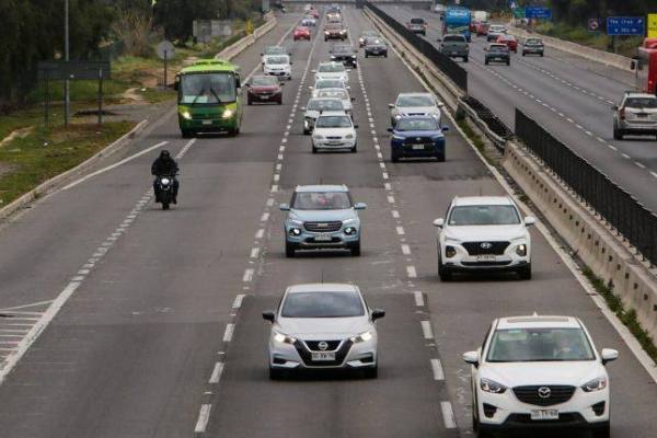 Mecánico revisando el motor de un automóvil