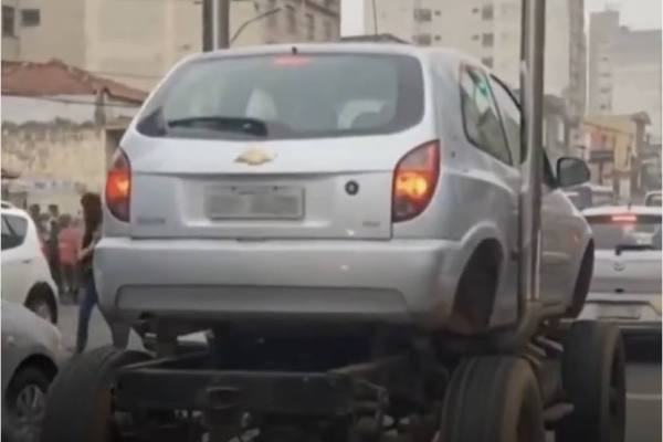 Un Chevrolet Corsa se transforma en fenómeno viral tras una sorprendente modificación todoterreno que asombra a las redes sociales.