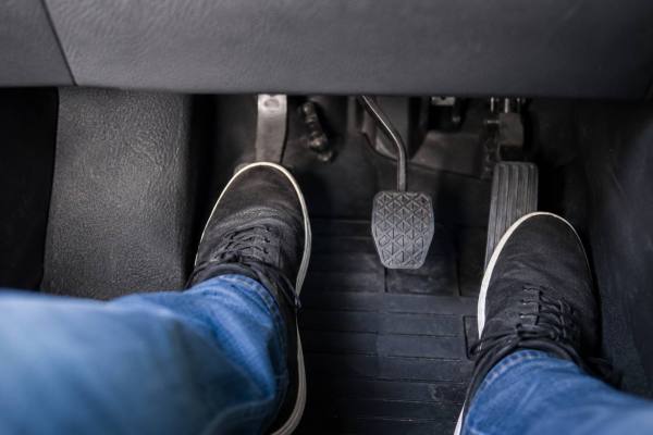 Mecánico revisando el motor de un automóvil