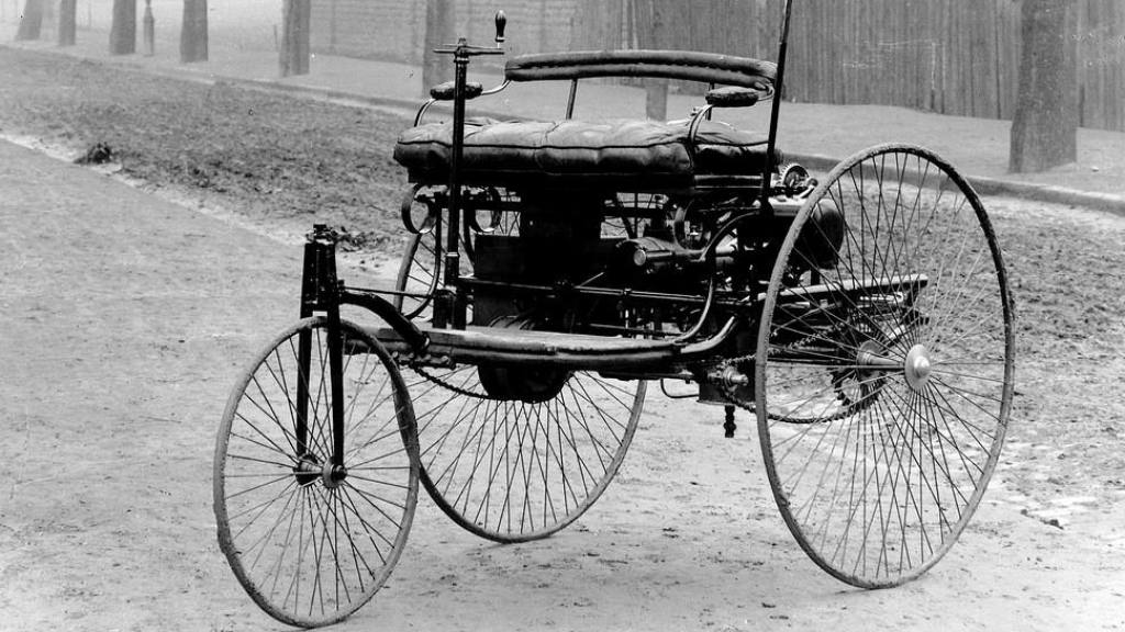 El primer automóvil fabricado por Karl Benz en 1885., wikipedia