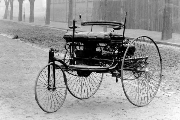 Mecánico revisando el motor de un automóvil