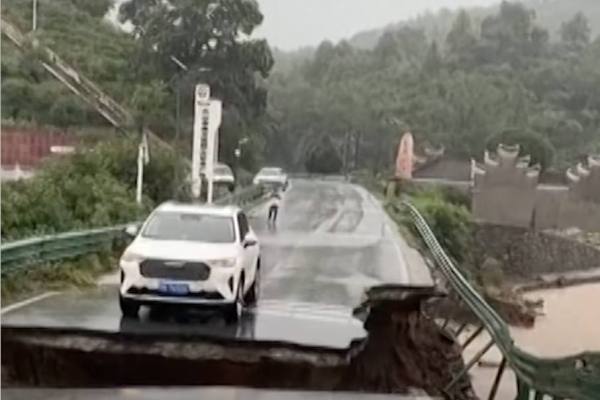 Mecánico revisando el motor de un automóvil