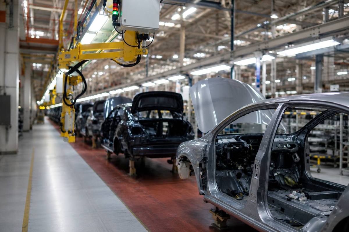 Línea de ensamblaje automotriz en acción ,Imagen generada por IA / ChatGPT