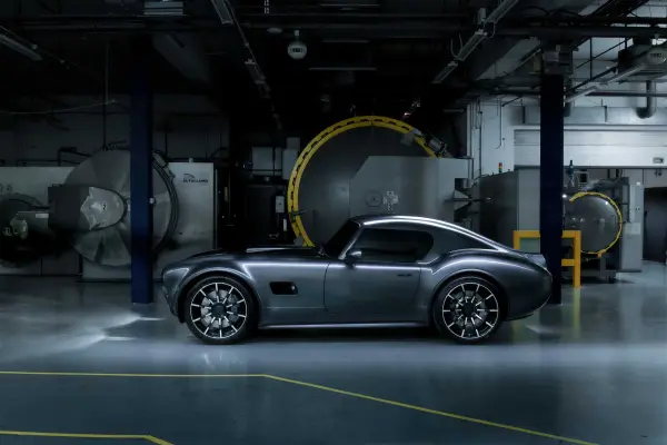 AC Cars celebra su 125 aniversario con el lanzamiento del Cobra GT Coupé, un icónico superdeportivo de 720 CV que revolucionará su producción.