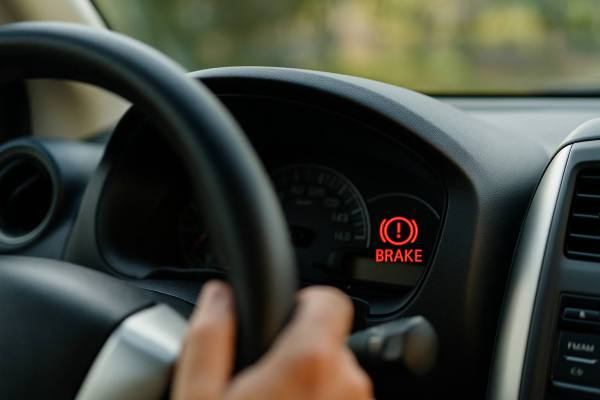 Mecánico revisando el motor de un automóvil