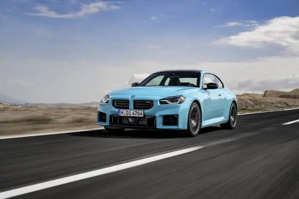 BMW lanza el revolucionario M2 con tracción total M xDrive: rendimiento sobresaliente y tecnología innovadora para desafiar cualquier camino.