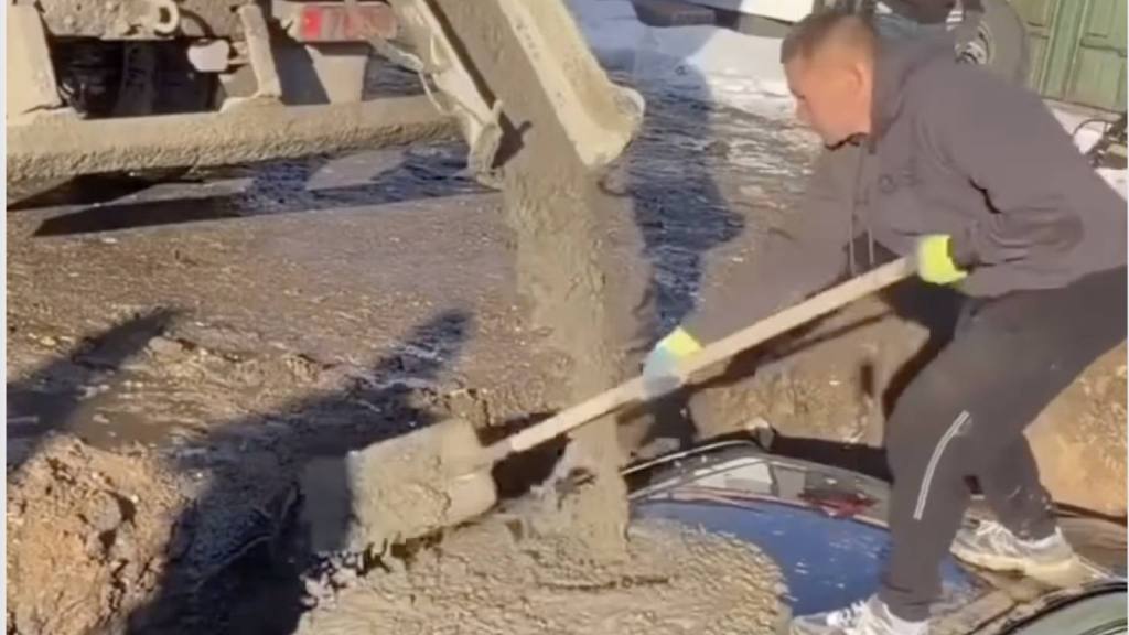 Hombre en Rusia entierra su BMW en cemento, Redes Sociales