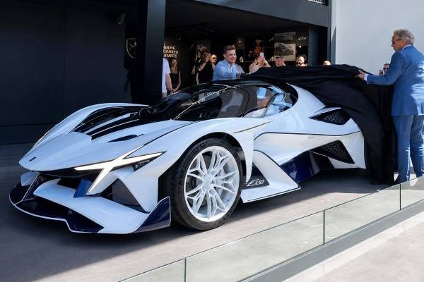 Mecánico revisando el motor de un automóvil