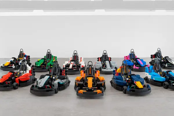 Alonso brilla en una surrealista carrera de LEGO en Silverstone ,LEGO
