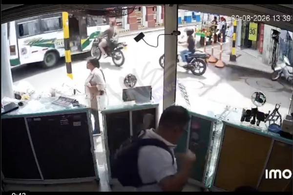Mecánico revisando el motor de un automóvil