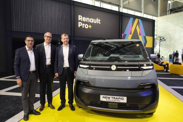 Renault lanza la Trafic Van E-Tech: hasta 690 km urbanos y 280 km recuperados en 20 minutos