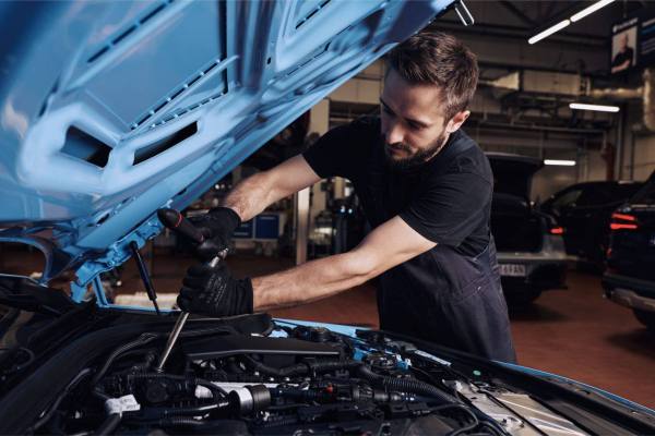 Mecánico revisando el motor de un automóvil